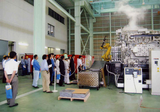 1250トン(12250kN)のダイカストマシンによる鋳造デモンストレーション