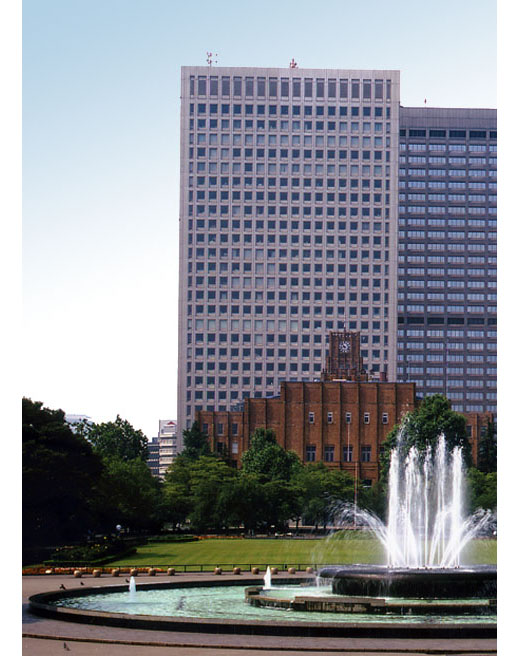日比谷公園から臨む本店(千代田区内幸町 富国生命ビル4F)