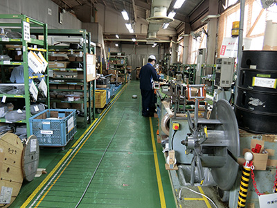 大型機械電線管通線作業の画像